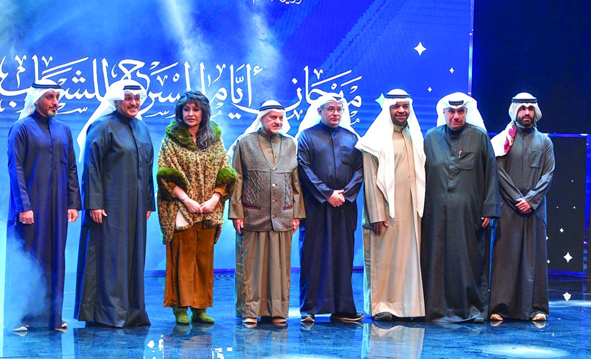 


الشيخ والأنصاري والمزعل مع «لجنة التحكيم» 