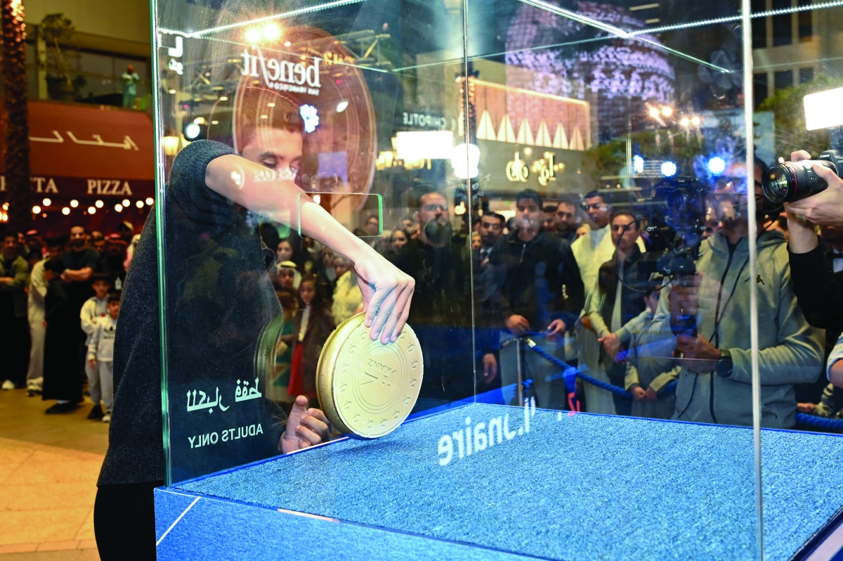 


أحد الحضور يحاول الفوز بإخراج الكنز من الصندوق 