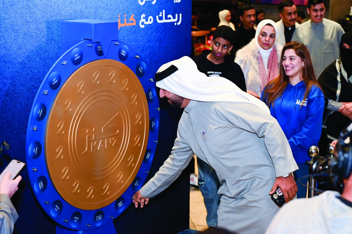 


أحد الجماهير يجرب حظه في دولاب «كنز» 