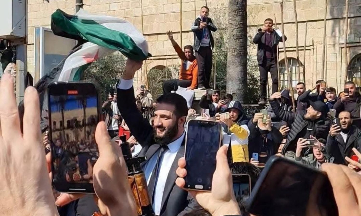 الشرع يلوّح بالعلم السوري خلال استقبال شعبي حاشد في اللاذقية