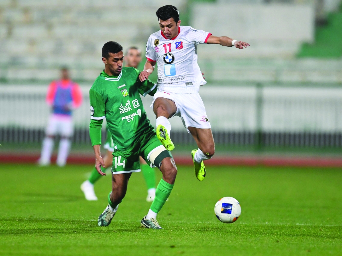 


محمد دحام وخالد المرشد في صراع قوي على الكرة 