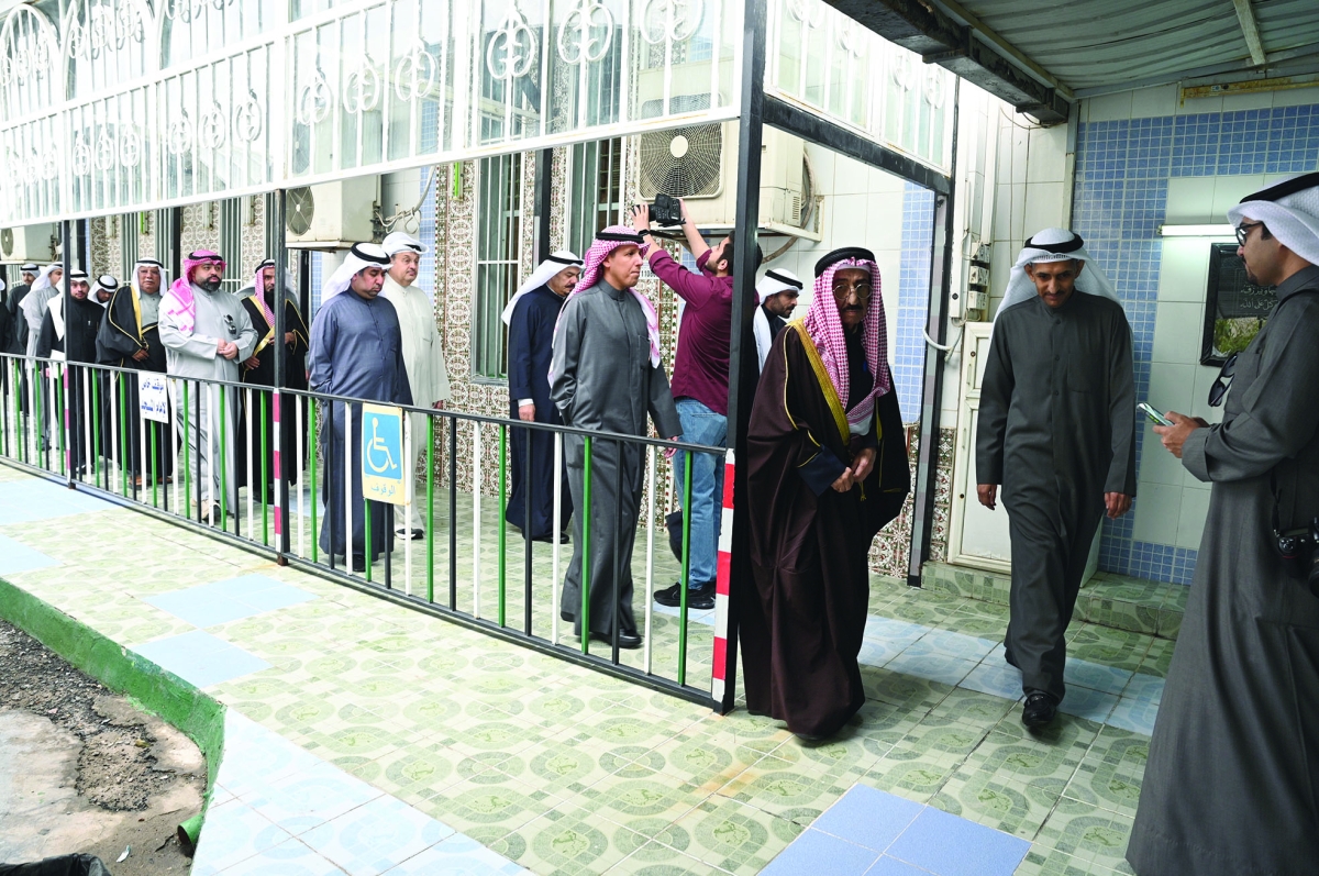 الحاج حسين القطان أثناء الدخول إلى المسجد 