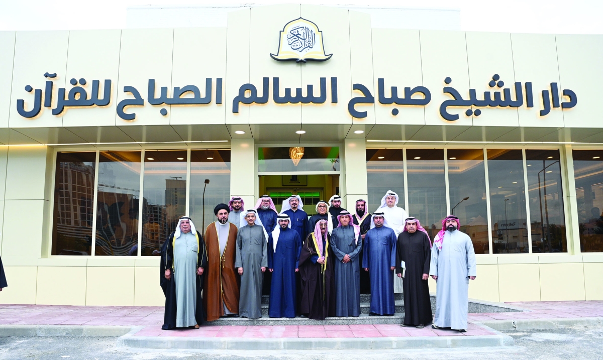 الوزير الوسمي ومحافظ مبارك الكبير الشيخ صباح بدر صباح السالم والحاج حسين علي القطان يتوسطون الحضور في لقطة جماعية 	 (تصوير نايف العقلة) 