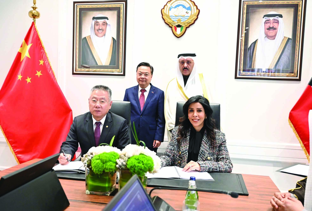 المشعان توقّع الاتفاقية مع نائب رئيس الشركة الصينية     (تصوير أسعد عبدالله)