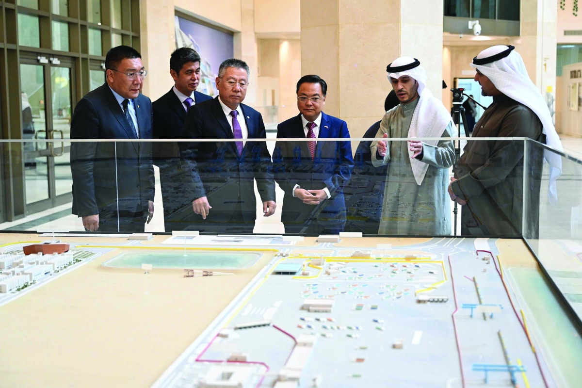 أمام مجسّم لميناء مبارك الكبير