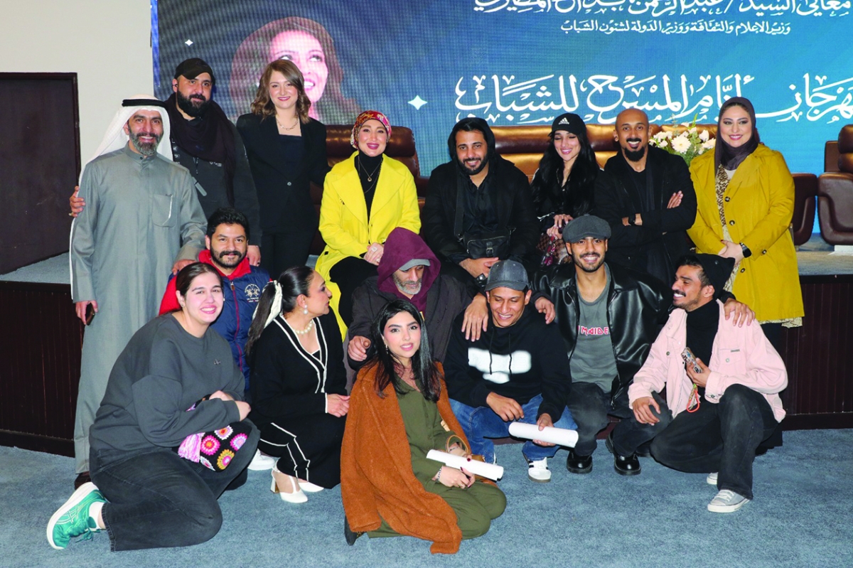 


فريق العمل مع أعضاء اللجنة الفنية للمهرجان 