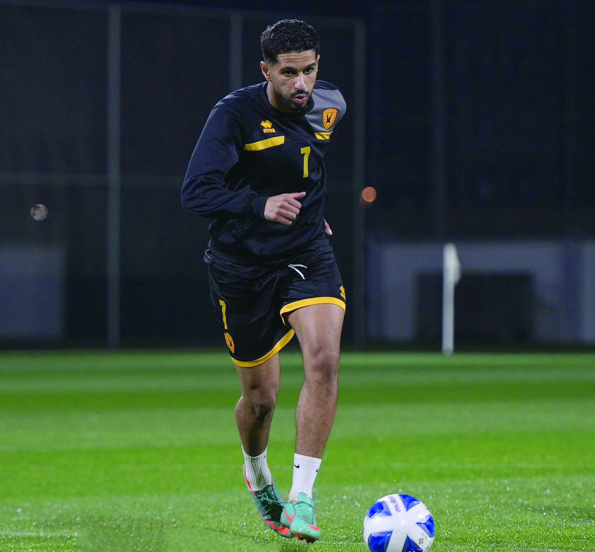 


الليبي محمد صولة في تدريبات «الأصفر» بالدمام   	  (موقع نادي القادسية) 