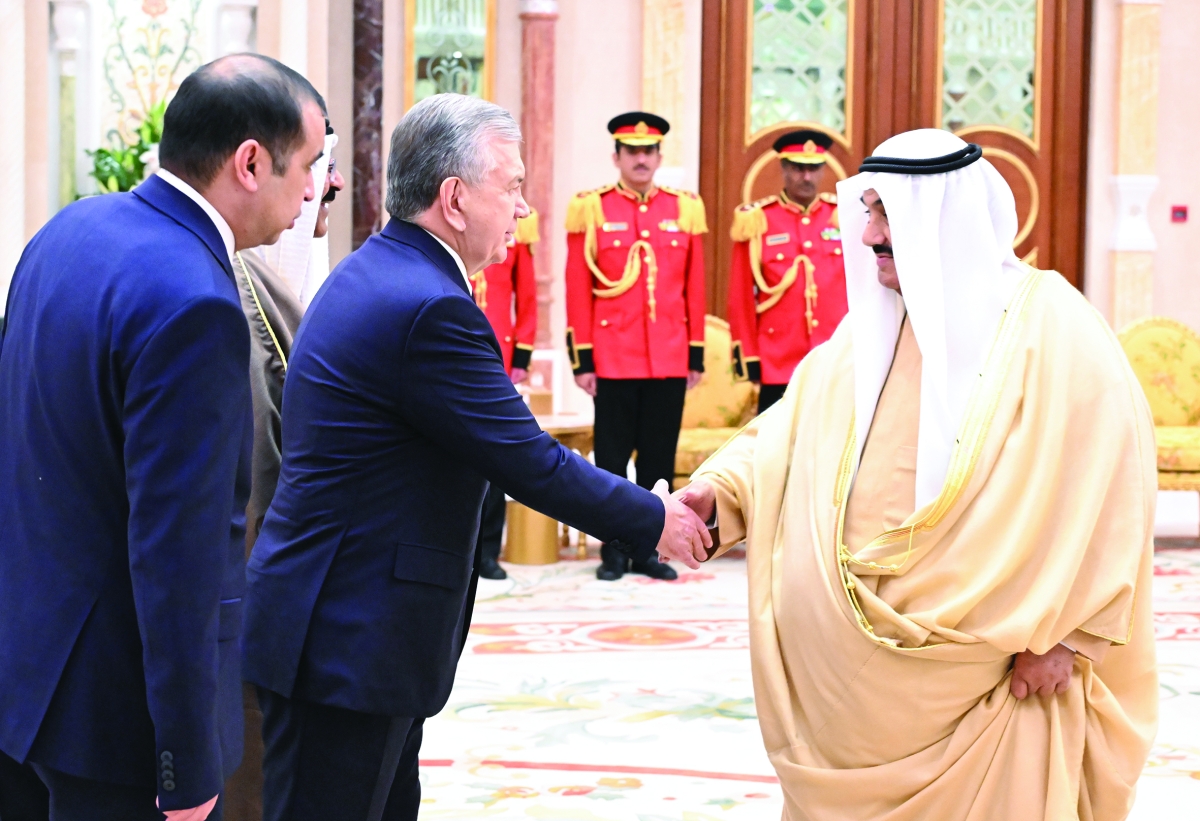 


الشيخ ناصر المحمد مصافحاً رئيس أوزبكستان خلال مأدبة الغداء 