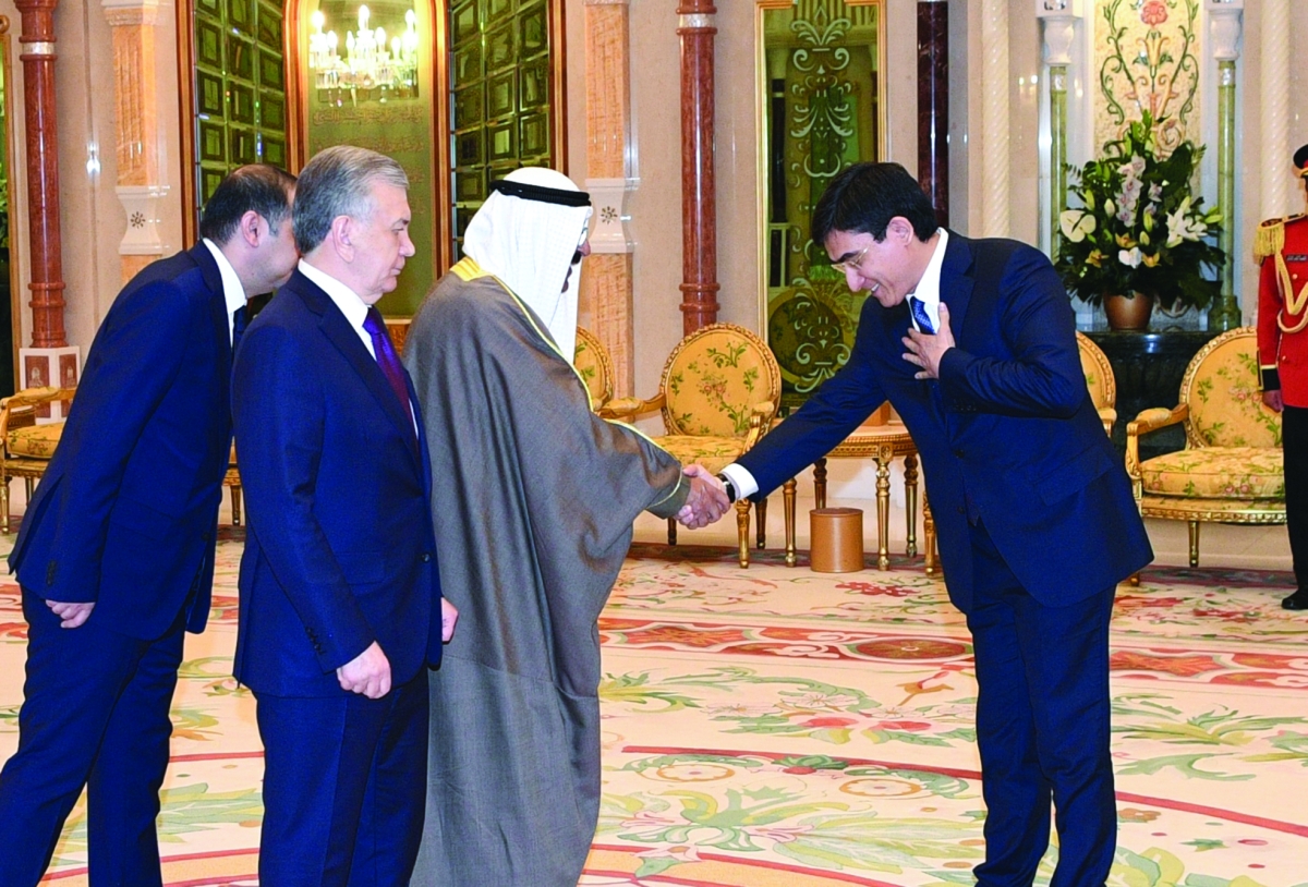 


صاحب السمو مرحباً بأحد أعضاء الوفد المرافق للرئيس خلال مأدبة الغداء 