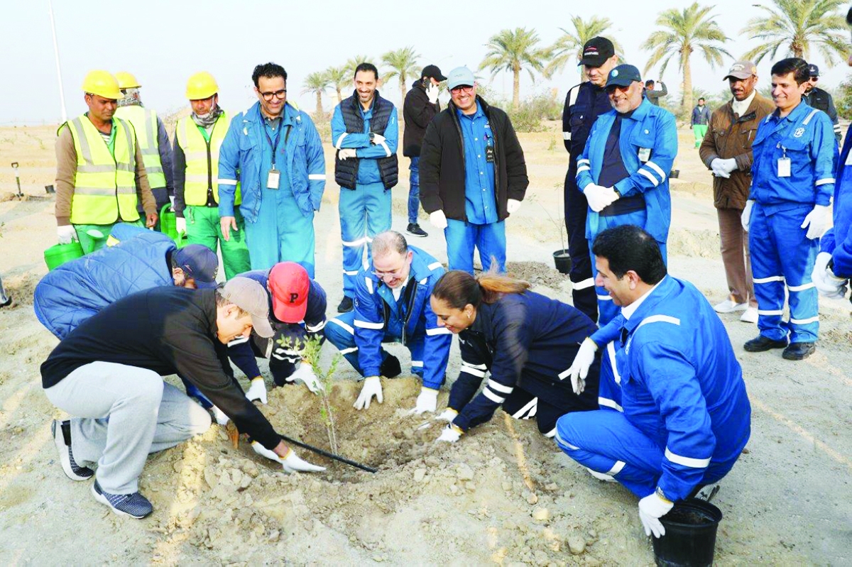 


السعود والرؤساء التنفيذيون للشركات التابعة يزرعون شجرة 