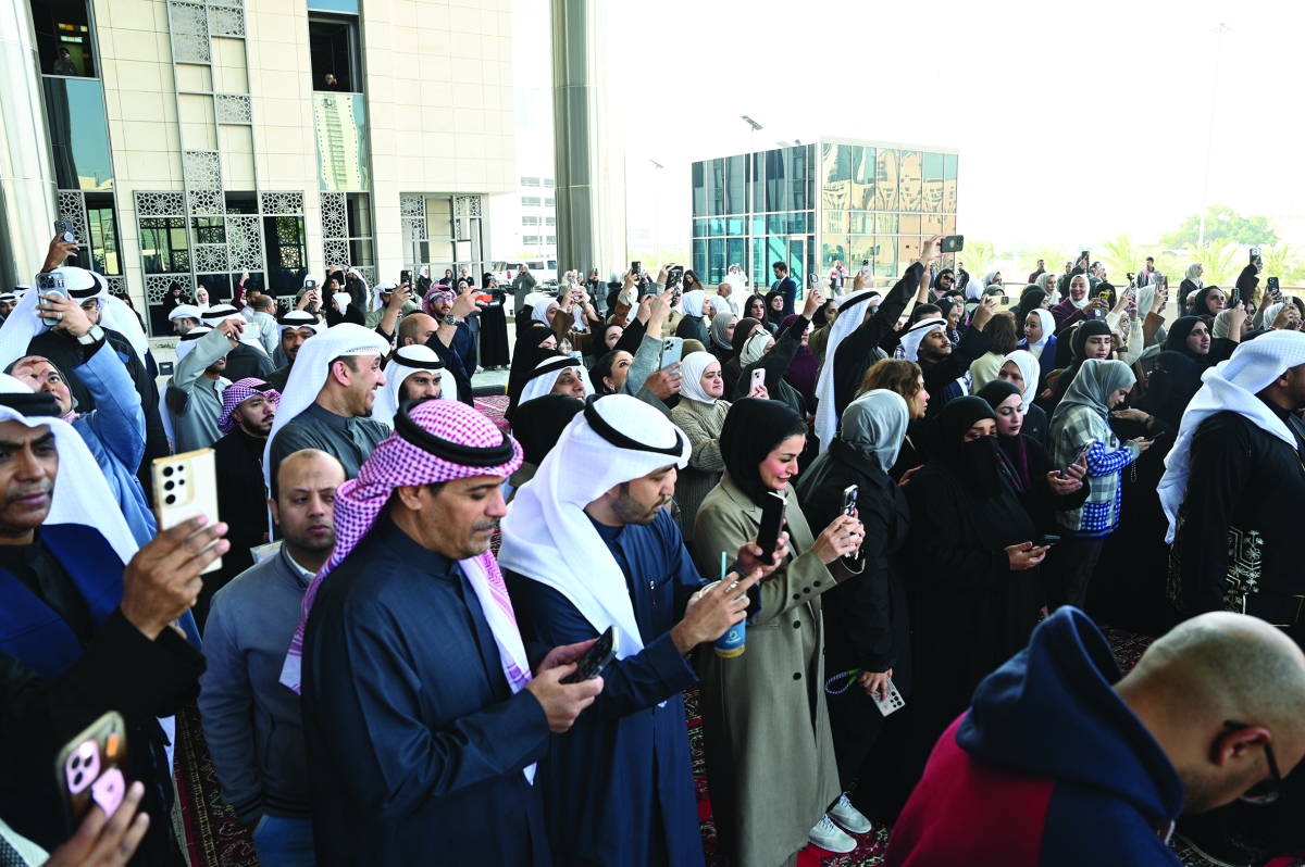 


 جمع غفير من المراجعين والموظفين 