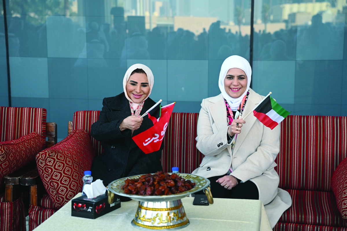 


الوزيرتان الحويلة والفصام ترفعان علم الكويت 