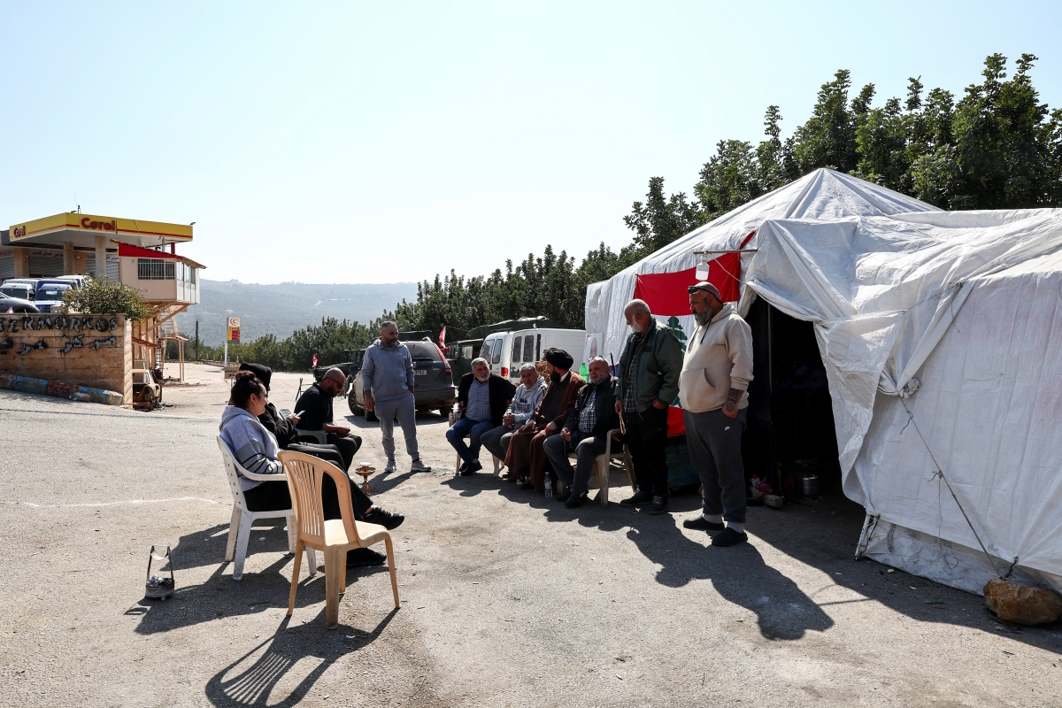 نازحون من كفركلا ينتظرون الانسحاب الإسرائيلي من دير ميماس جنوب لبنان (رويترز)