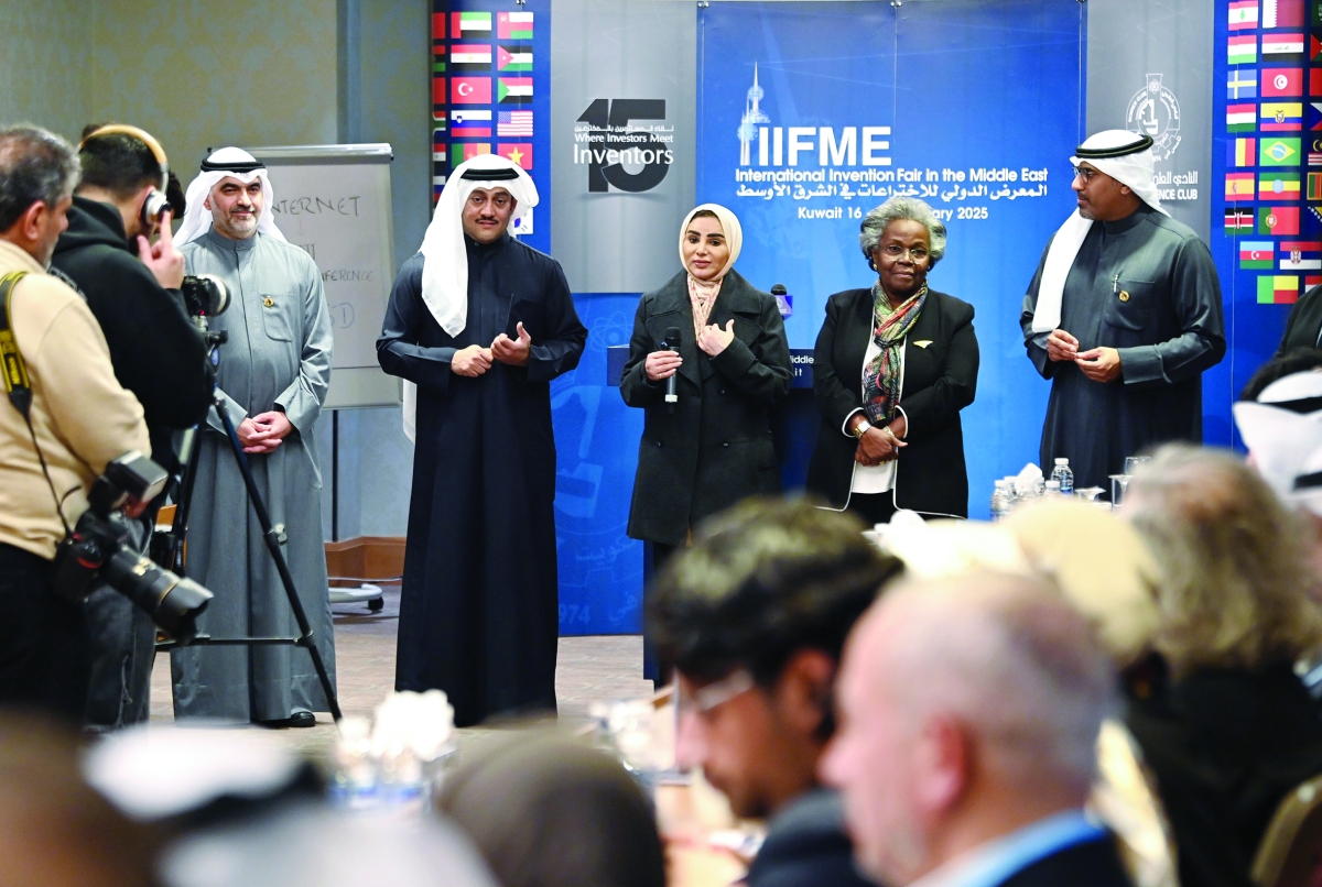 الحويلة ملقية كلمتها بالمعرض بحضور طلال الخرافي