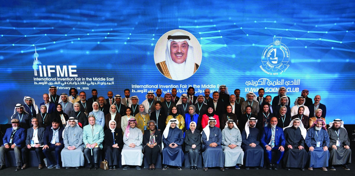 وزيرة الشؤون متوسطة المشاركين في المعرض في لقطة جماعية