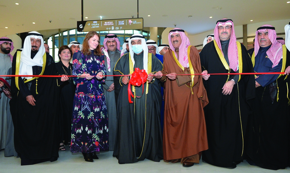 سمو الشيخ ناصر المحمد يقص شريط الافتتاح           (تصوير سعود سالم)
