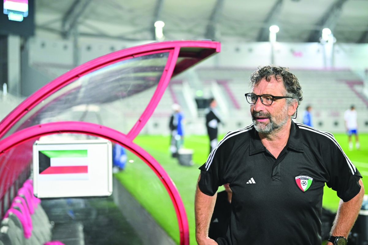 


مدرب «الأزرق» خوان بيتزي 