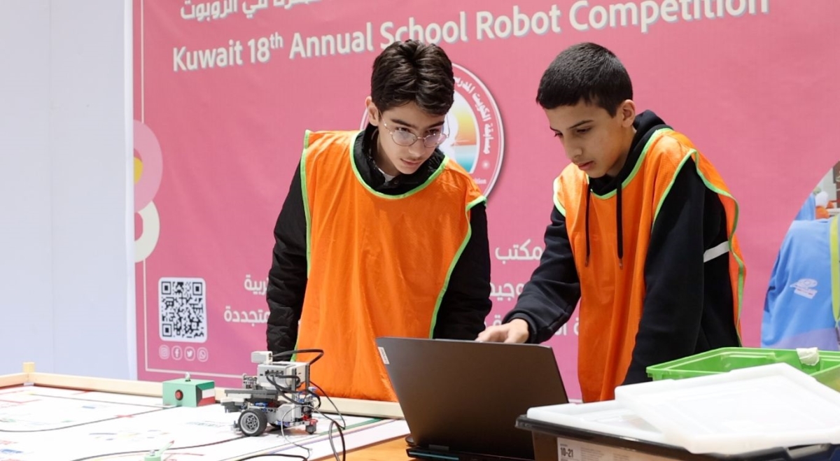 جانب من مشاركة طلبة المرحلة المتوسطة في مسابقة الكويت المدرسية السنوية الـ18 في الروبوت
