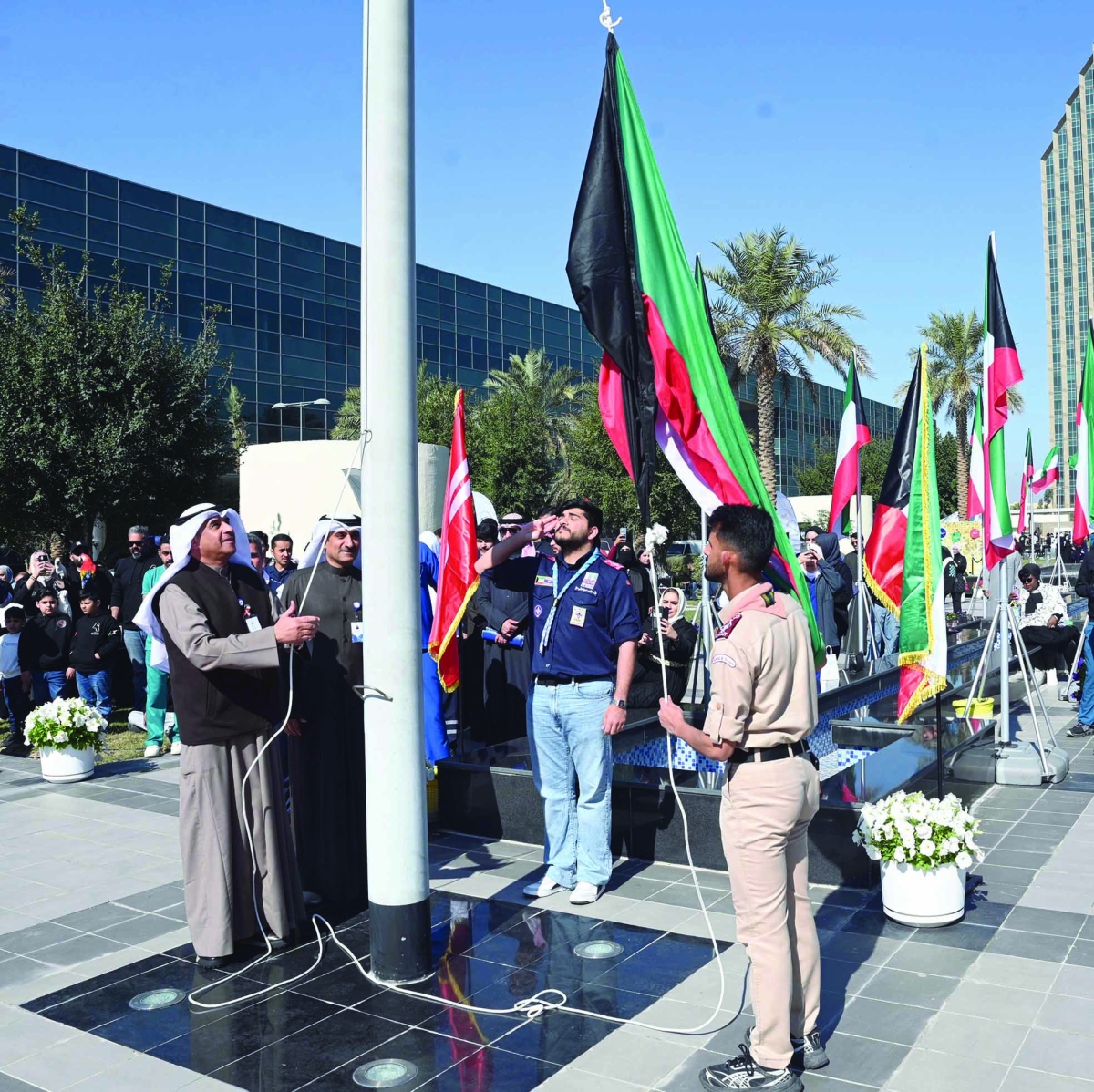 الفجام يرفع العلم خلال احتفالات التطبيقي (تصوير نايف العقلة)