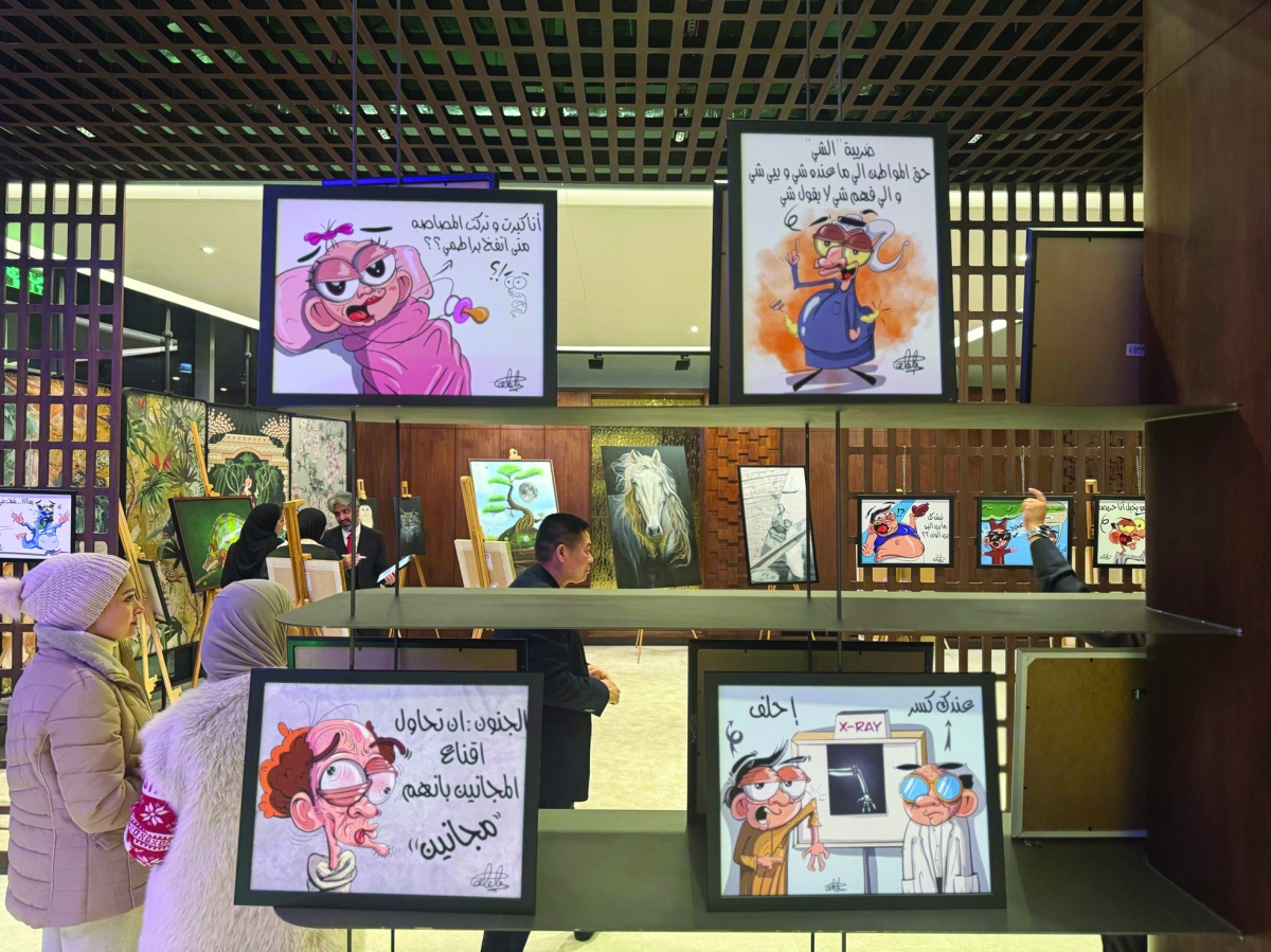 


جانب من لوحات الكاريكاتير 