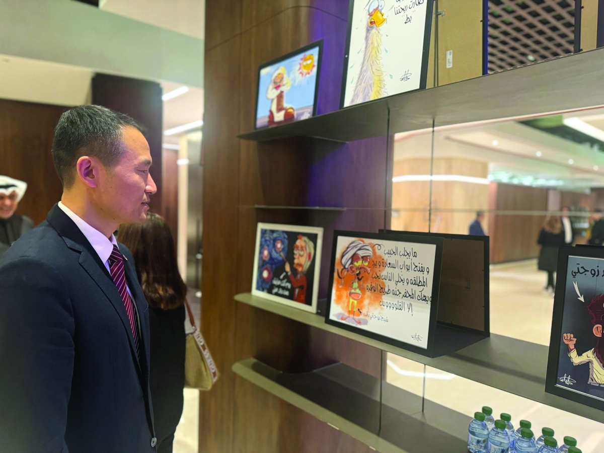 


نائب السفير الصيني متأملاً إحدى اللوحات 