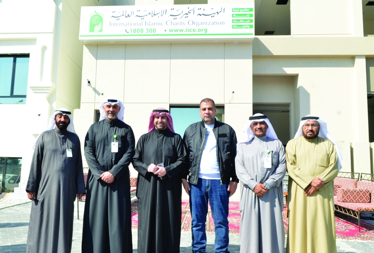 مسؤولو «الهيئة الخيرية» أمام فرعها الجديد في الصباحية (تصوير سعود سالم)