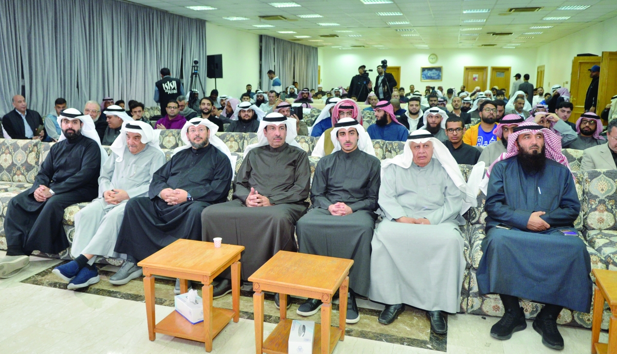 


مرزوق الخرافي متوسطاً مقدمة الحضور 	(تصوير سعود سالم) 