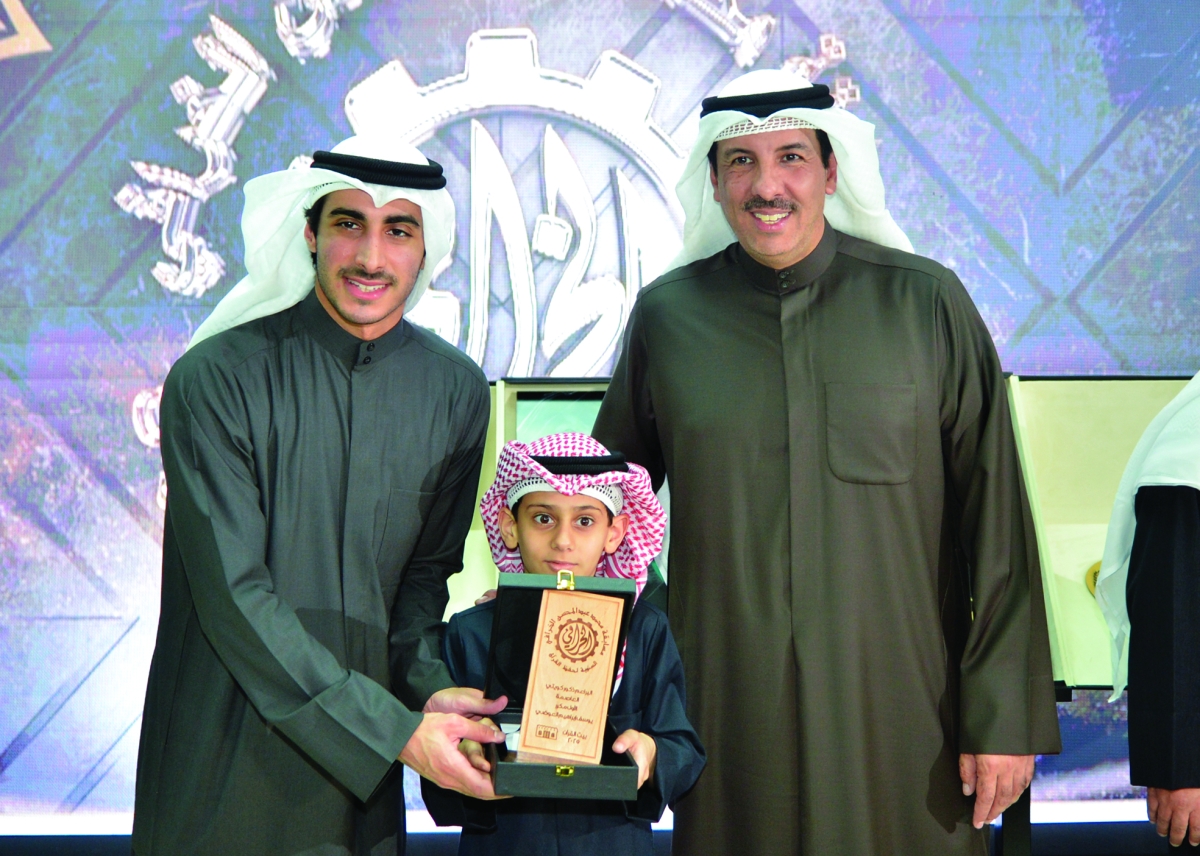 


تكريم أحد الأطفال الفائزين 