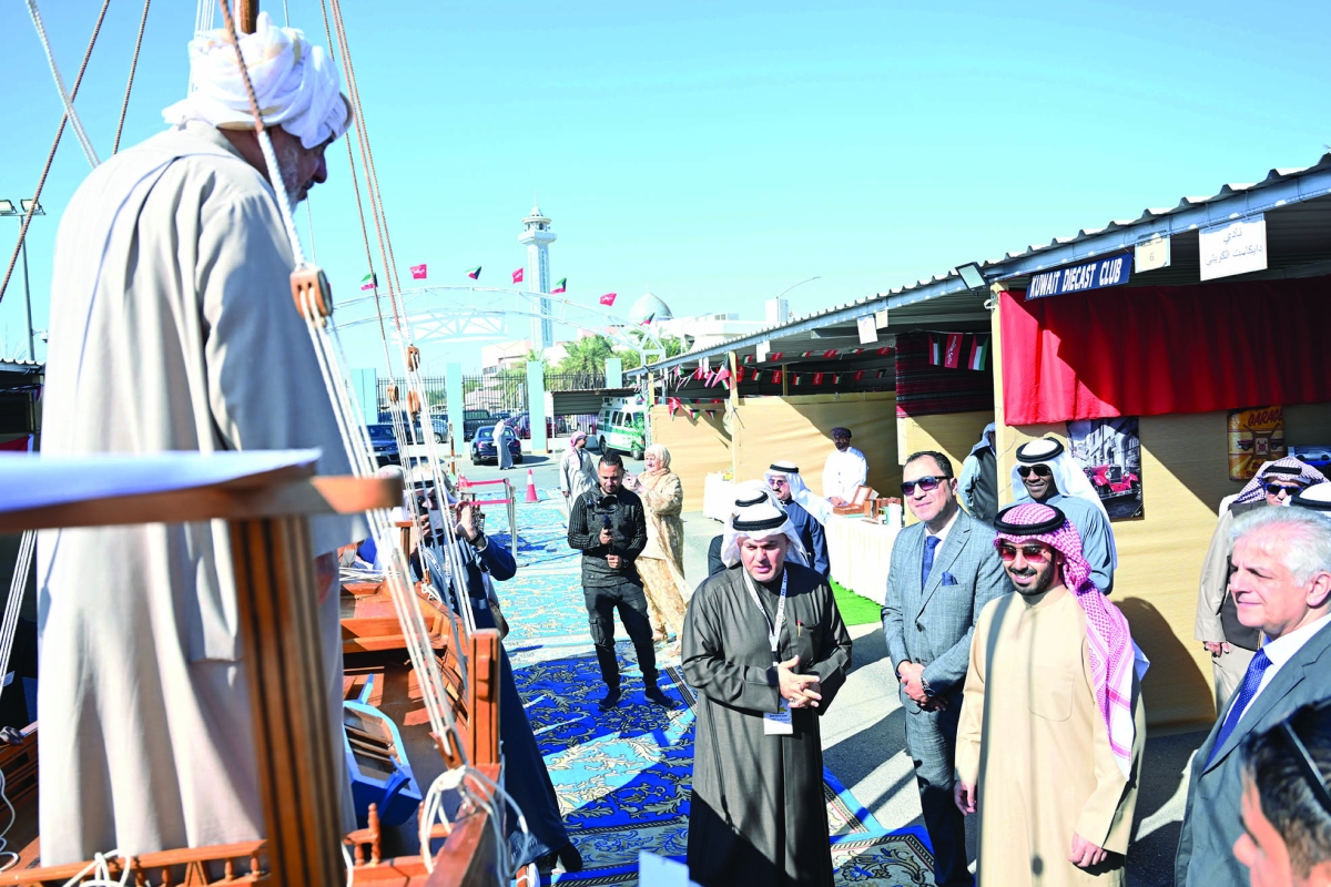 


جانب من التراث البحري في معرض «إكسبو 965» 	(تصوير أسعد عبدالله) 