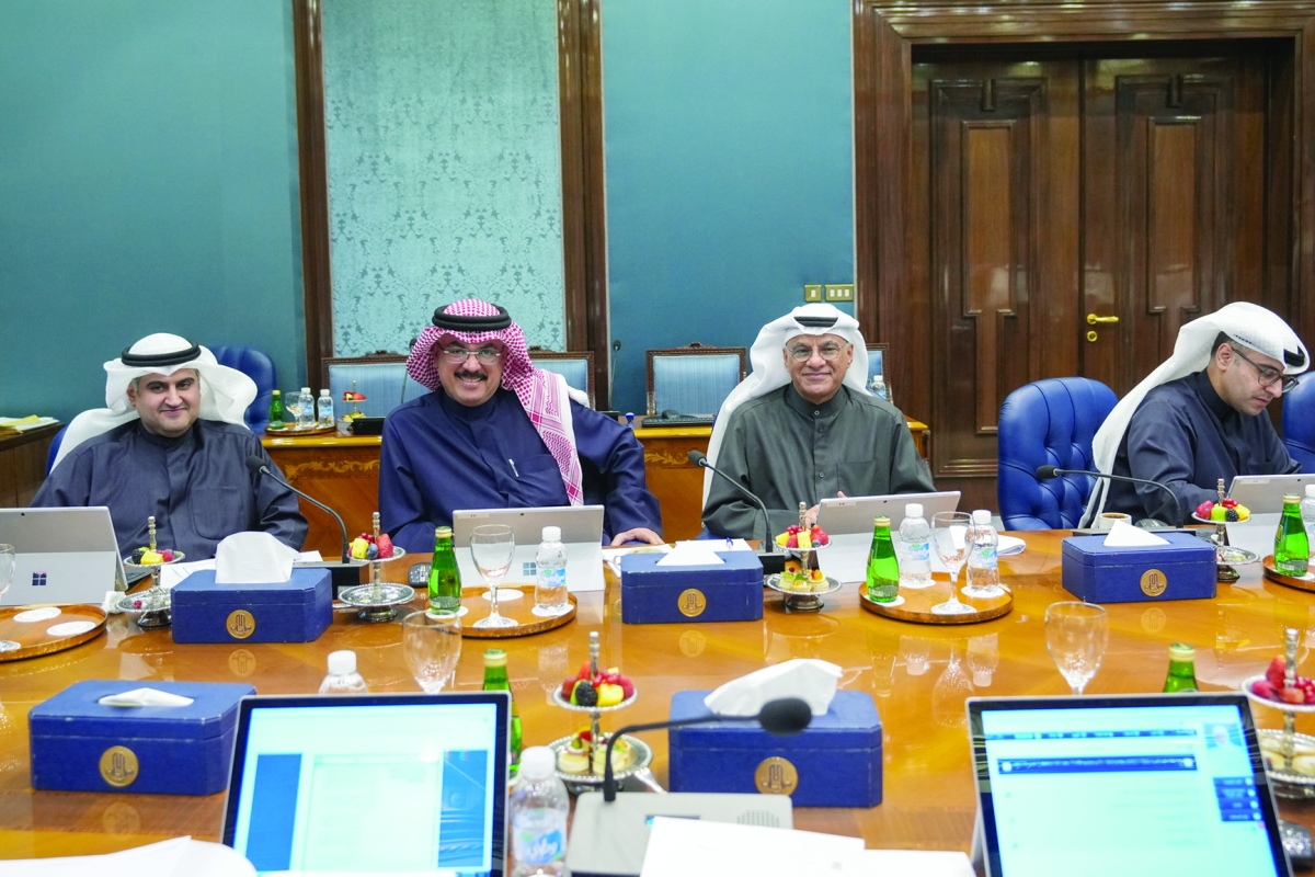 (من اليسار): الوزراء ناصر السميط وجلال الطبطبائي ونادر الجلال وعبداللطيف المشاري خلال جلسة مجلس الوزراء أمس