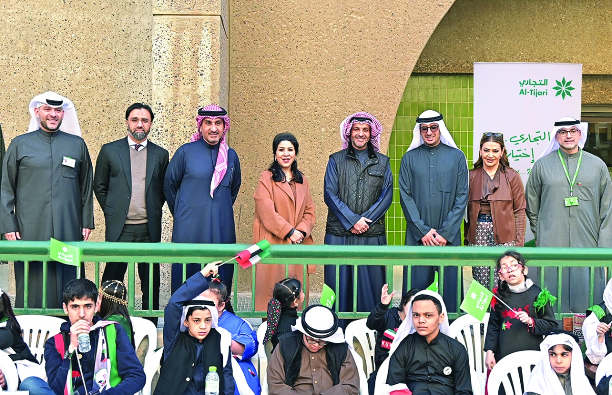 


الدعيج مع مُوظّفي البنك 