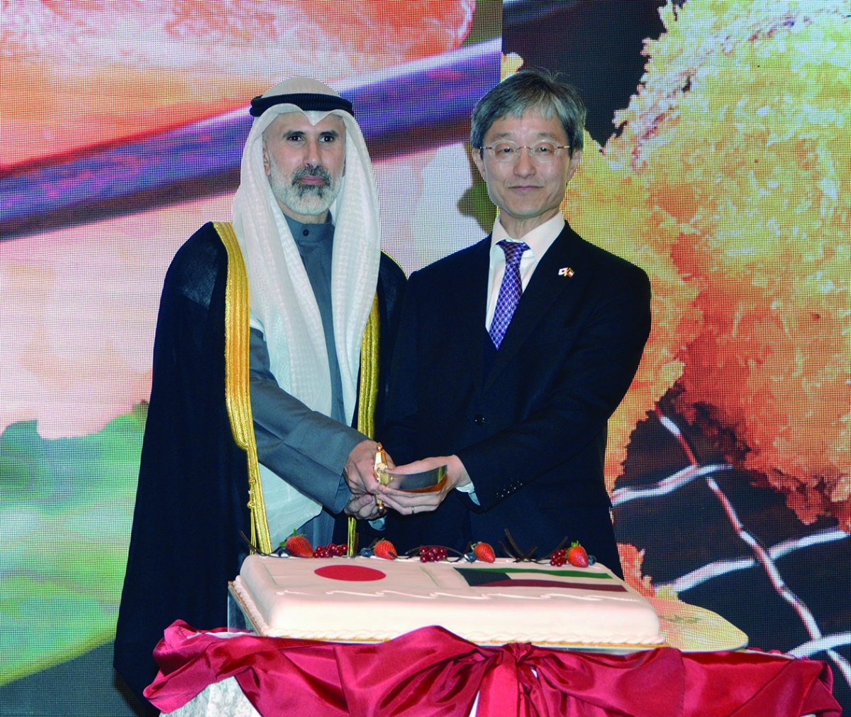 نائب وزير الخارجية والسفير الياباني يقطعان قالب حلوى الاحتفال