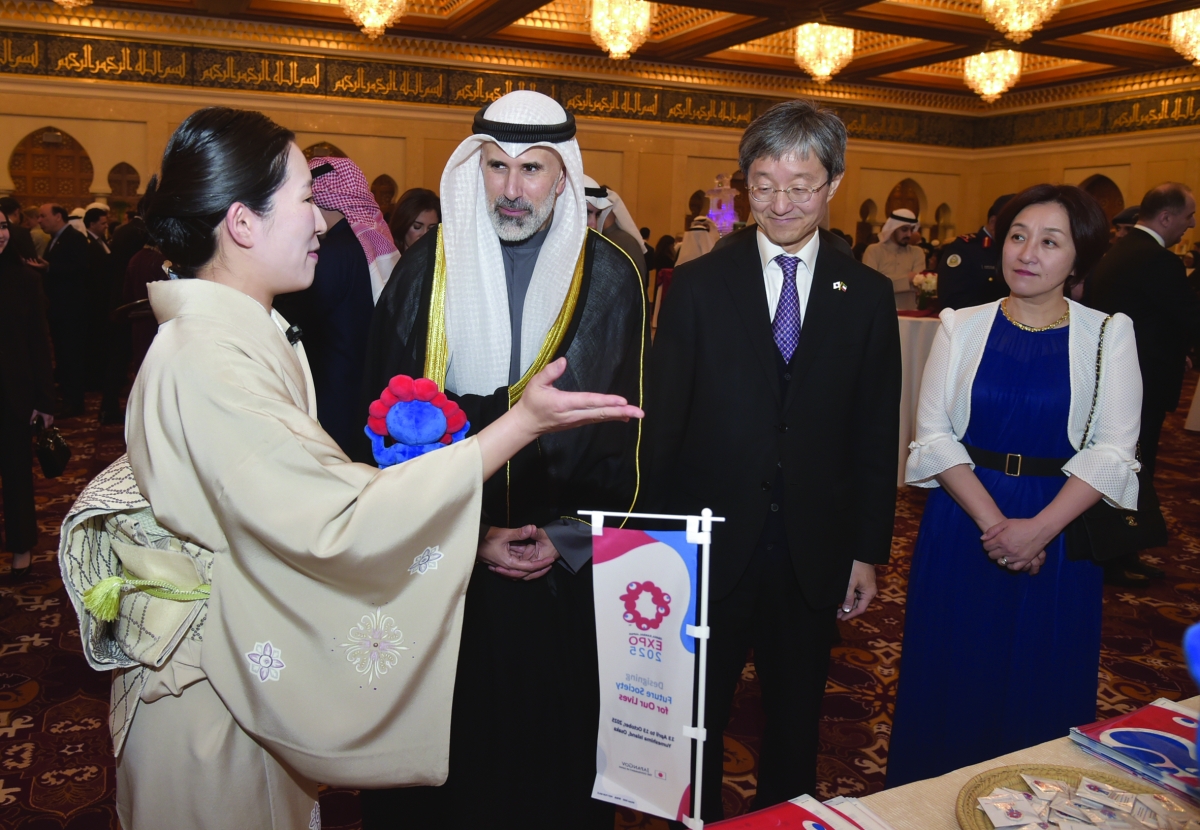 


الجابر يستمع لشرح خلال الحفل 