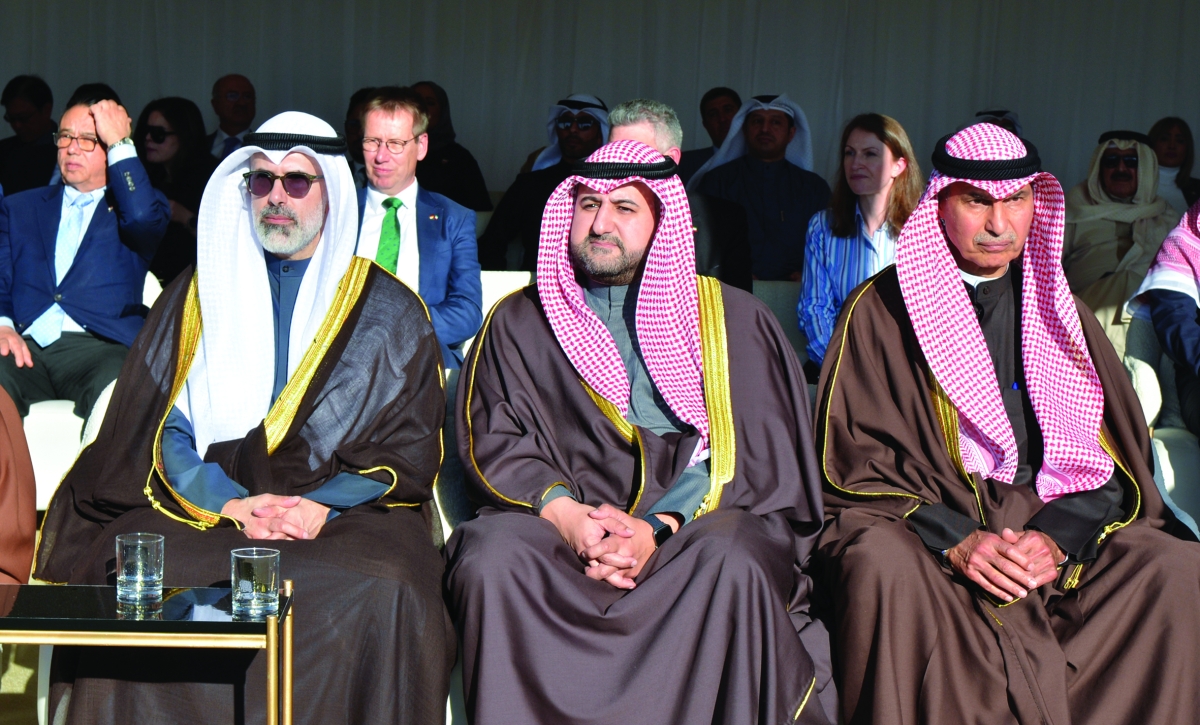 وكيل وزارة الدفاع عبدالله المشعل متوسطاً الشيخ جراح الجابر ومجدي الظفيري