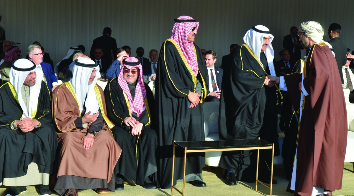 سمو الشيخ ناصر المحمد يصافح السفير العماني ويبدو الشيوخ فيصل السعود وعبدالله سالم العلي ومحمد العبدالله والوزير اليحيا