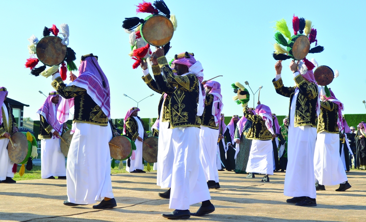جانب من عرض تراثي لفرقة شعبية سعودية