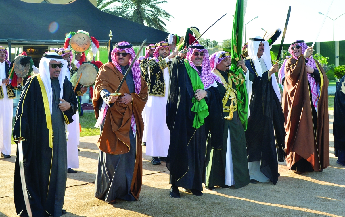 السفير بن سعد والضيوف يؤدون العرضة       	     (تصوير سعود سالم) 