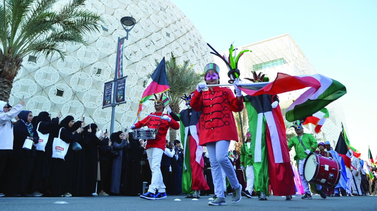 إحدى الفرق تقدم عرضها