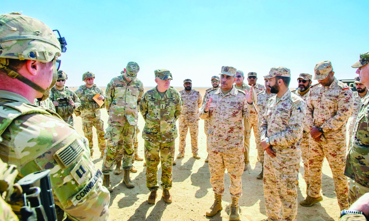 العميد السويدي مُتحدّثاً للجنود