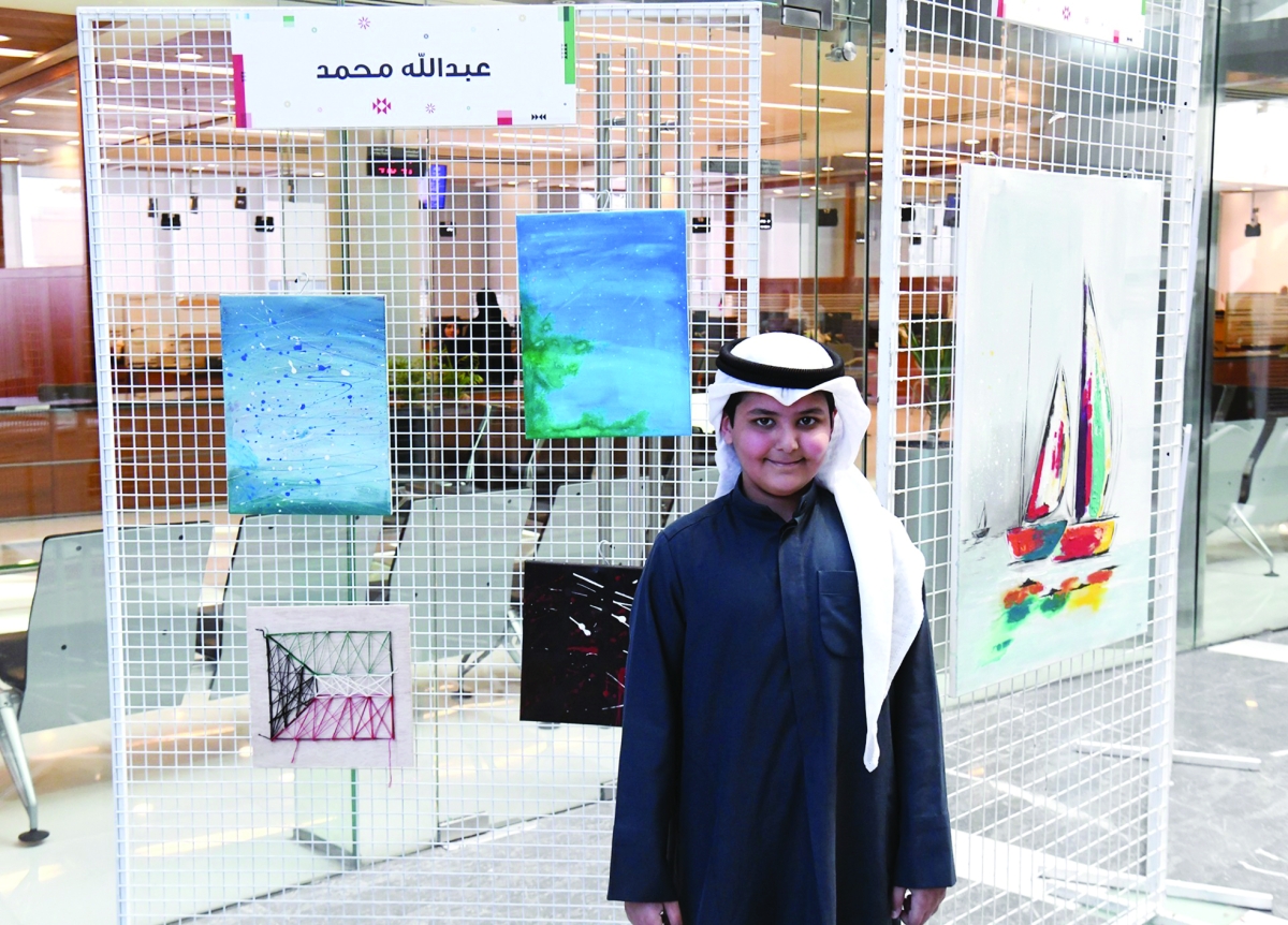 الرسام عبدالله محمد يشارك بلوحاته في مهرجان (عز وفرح)