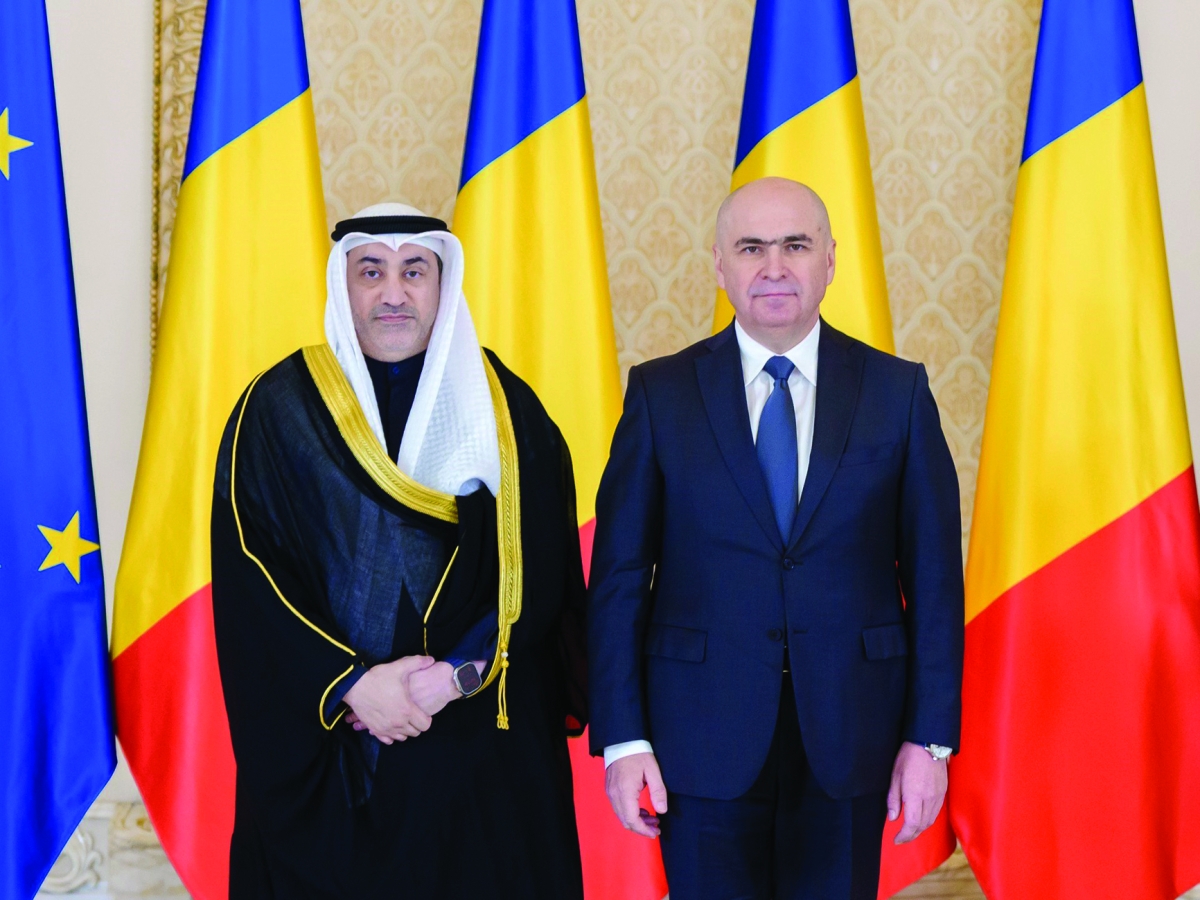 الرئيس بولوجان مُستقبلاً السفير الشطي