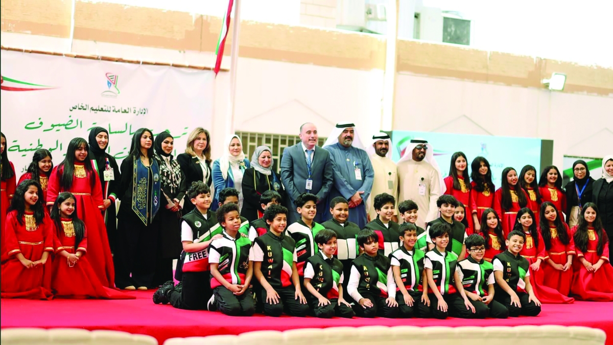 القياديون مع المشاركين في الاحتفال