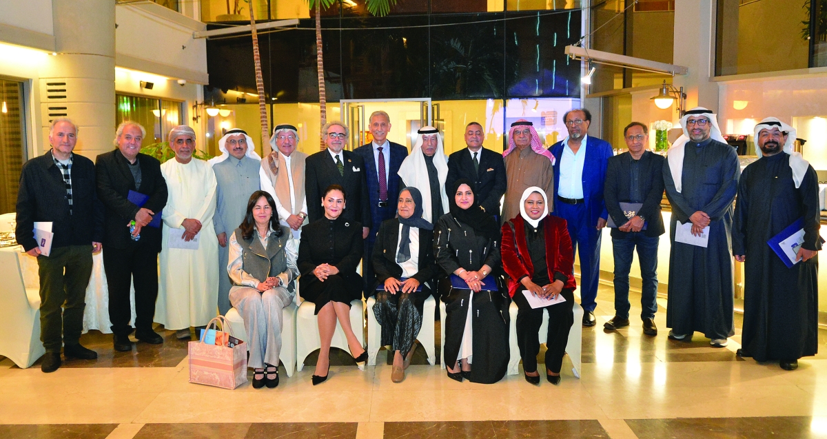 الحضور في لقطة جماعية 