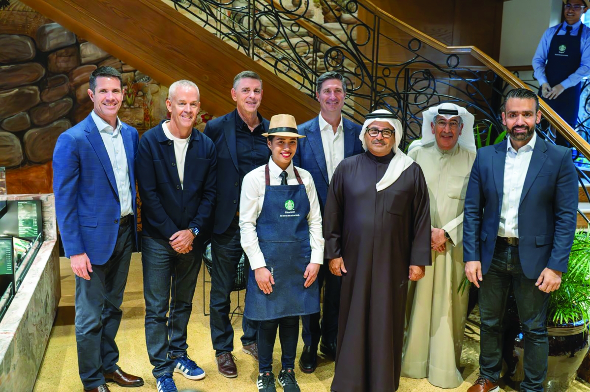 


الشايع ونيكول مع قيادات «الشايع» و«ستاربكس» 