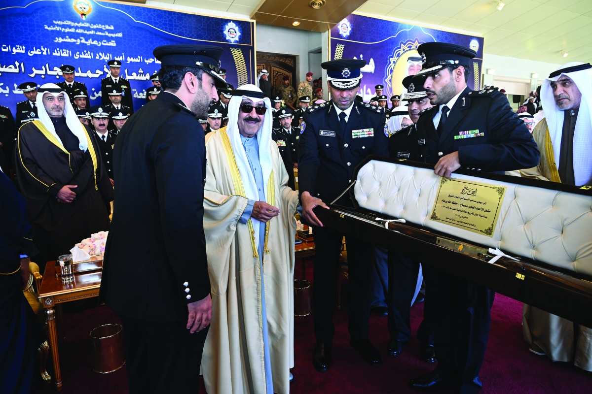 


سمو الأمير يتلقى درع الأكاديمية 