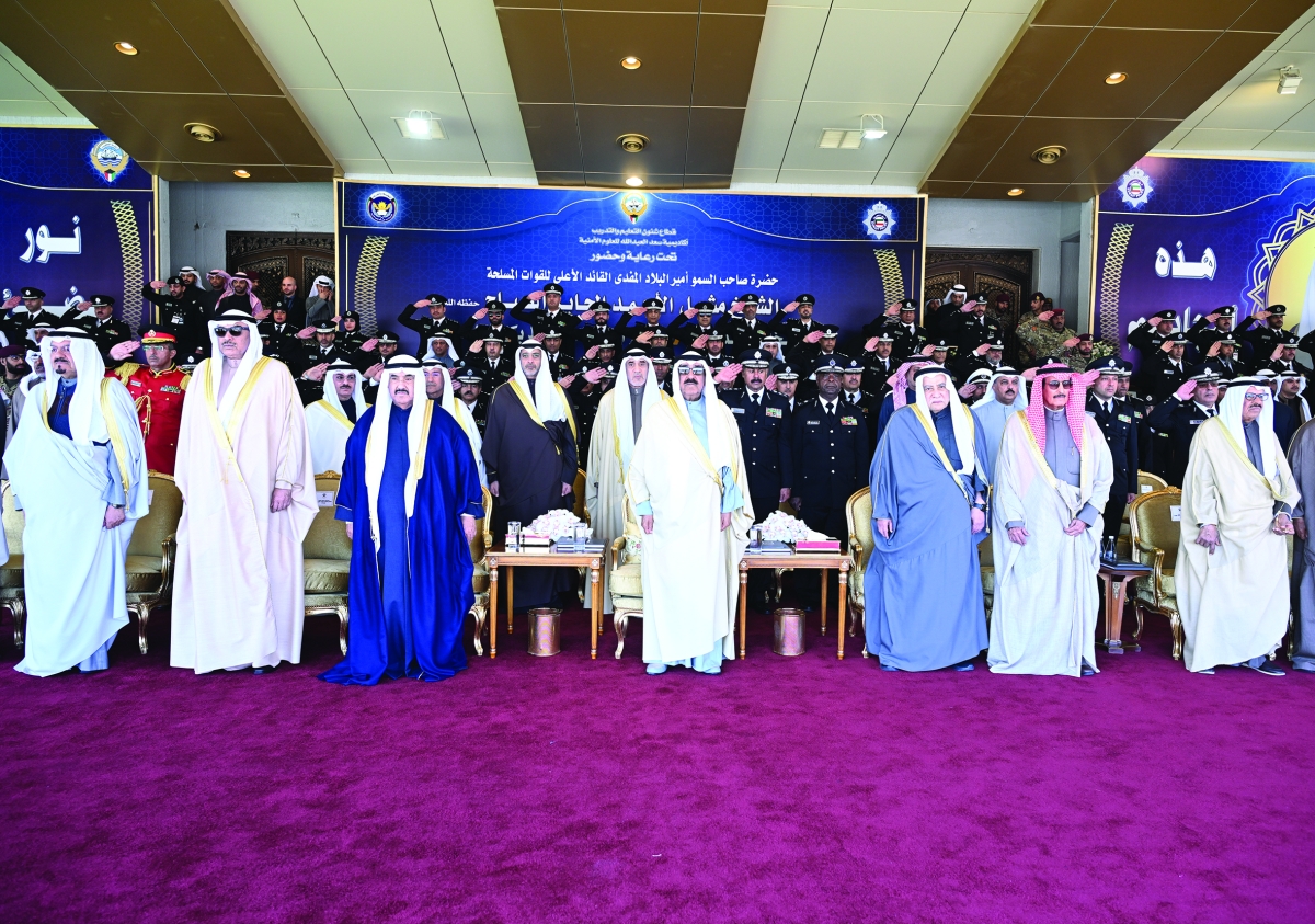 


صاحب السمو خلال حفل تخريج الضباط بحضور سمو ولي العهد وسمو رئيس الوزراء وكبار الشيوخ 