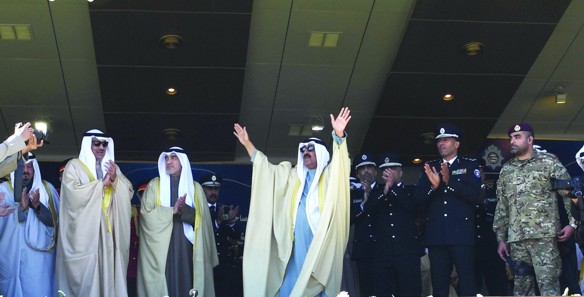 


سمو الأمير يحيي الحضور 