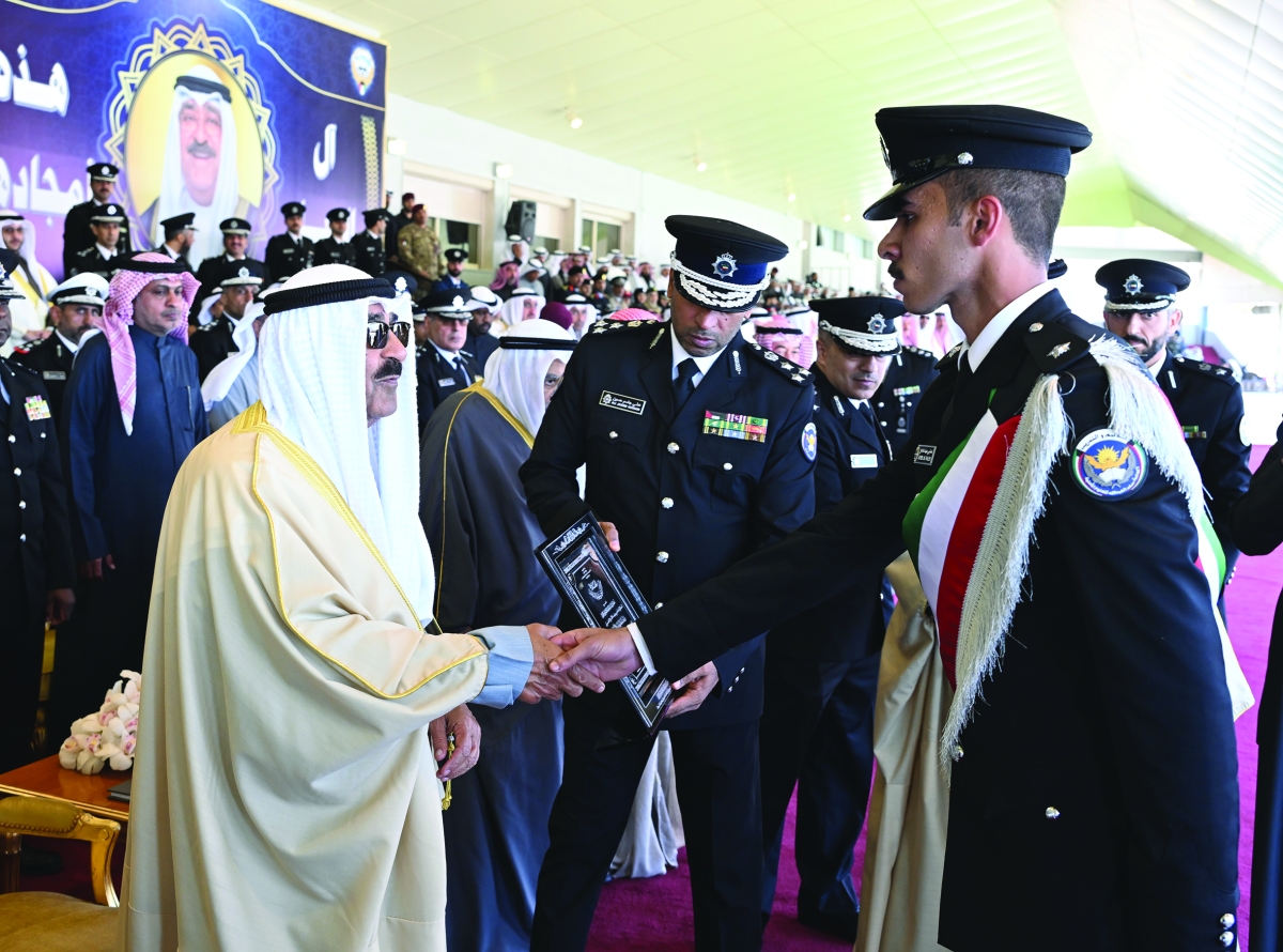 


سمو الأمير يتفضل بتسليم الجائزة لأحد المتفوقين 