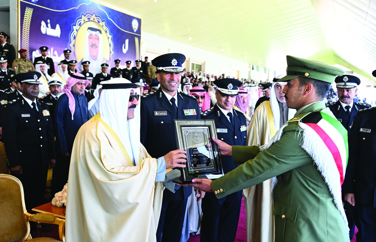 


تكريم أحد المتفوقين من الحرس الوطني 