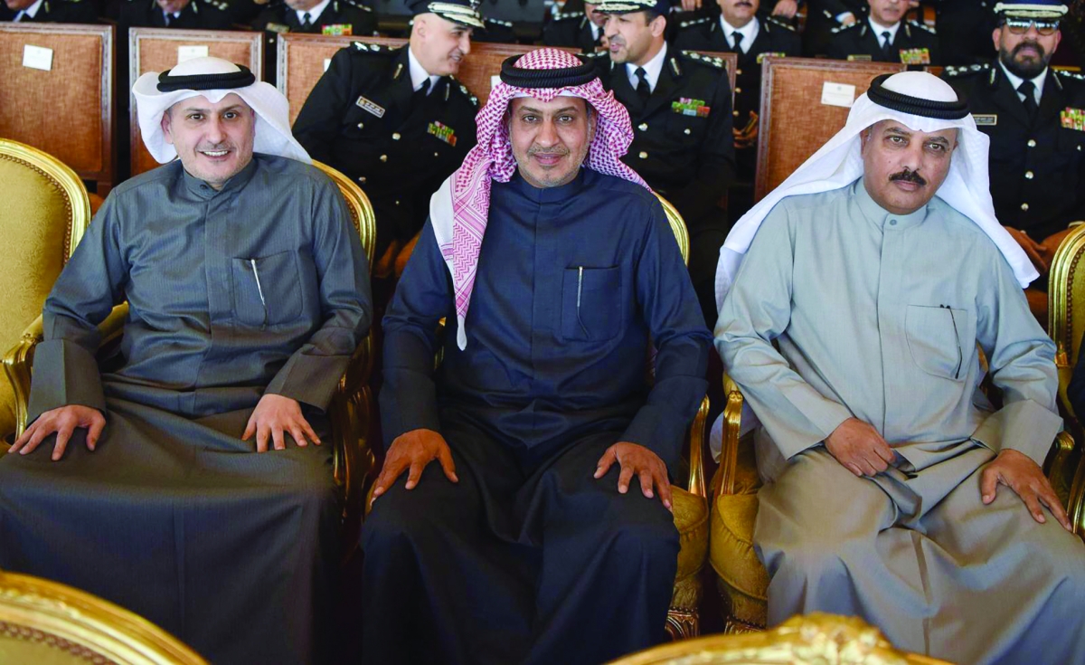 


من اليمين: وكيل جهاز أمن الدولة اللواء خالد الشنفا ووكيل قطاع الأمن الجنائي اللواء حامد الدواس والمدير العام لمكافحة المخدرات العميد محمد قبازرد 